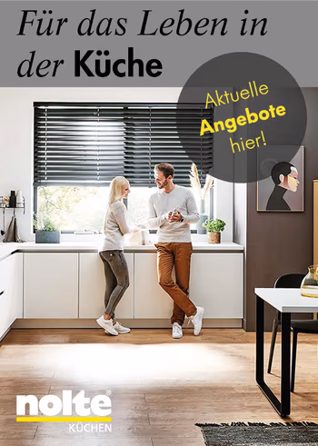 Modern eingerichtete Küche mit zwei Personen, die sich unterhalten. Werbung für Nolte Küchen mit dem Slogan 'Für das Leben in der Küche'.