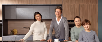 Vierköpfige Familie in einer modernen Küche