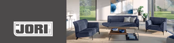 Wohnserie bestehend aus einem Sofa und zwei Sesseln. Bei dem einen Sofa und einem Sessel sind zur einen Seite die Armlehne heruntergeklappt, sodass es mehr Liegefläche bietet. Auf der linken Seite, auf grauem Hintergrund, ist das Jori Logo.