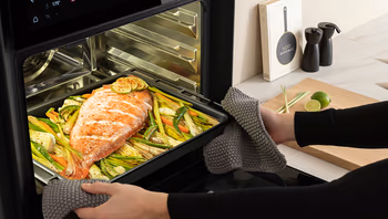 BORA Dampfbackofen im modernen schwarzen Design, mit Fisch und Gemüse