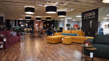 Moderner Showroom in der Wohnwelt von Harten mit stilvollen Möbeln und einem Banner von Wolfgang Joop.