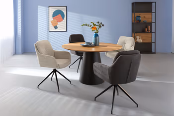 Armlehnstühle in schwarz und natur mit schwarzem Fußgestell um einen runden Esstisch im Skandi Look. 