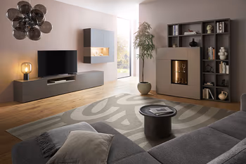 Moderne Lack Wohnwand in grau in einem hellen Wohnzimmer.