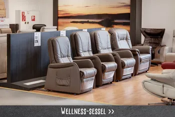 Ausstellungsfläche mit mehreren braunen Wellness-Sesseln in einem Möbelhaus