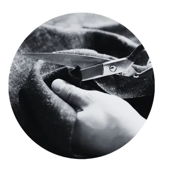 Stoff, den gerade jemand mit einer Schere zuschneidet.