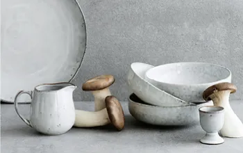 Modernes Geschirr-Set in Steinoptik mit Pilzen dekoriert