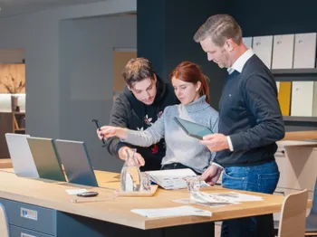 Berater im Gespräch mit Kund_innen