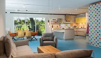 Bild aus der Ausstellung mit Polstermöbeln, Esstisch und Küche