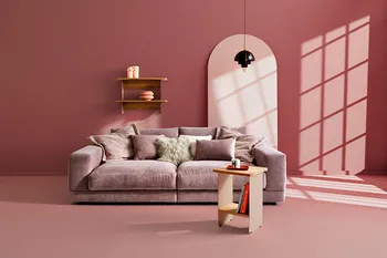 Rosa Cord Sofa in rosa Interior mit Regal und Beistelltisch 