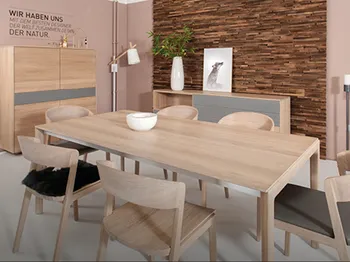 Massivholtisch mit Stühlen in der Ausstellung