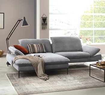 Bequemes Sofa dekorativ präsentiert in Wohnzimmer