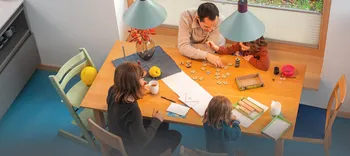 Home Story Zuhause Familie am Esstisch