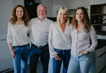 Link Über uns, es ist ein Familienfoto zu sehen