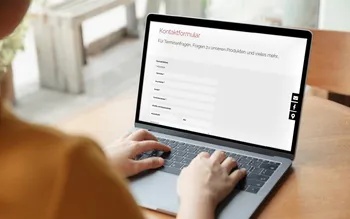 Frau am Laptop bedient ein Kontaktformular.