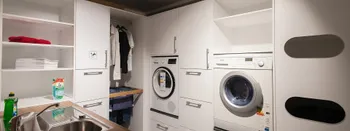 Hauswirtschaftsraum weiß mit Wäscheorganisation und Spüle