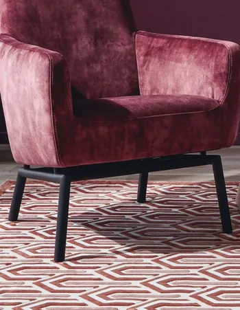 Sessel mit Samtbezug in Beere und schwarzen Füßen.