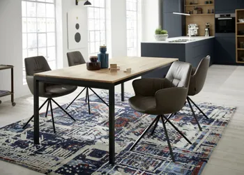 Modernes Esszimmer mit einem Holzesstisch und bequem gepolsterten Schalenstühlen mit grauem Lederbezug und schwarzem Fußgestell.