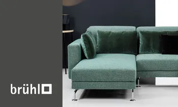 Hellgrünes Sofa der Marke brühl, auf der linken Seite das Brühl-Logo auf grauem Hintergrund.