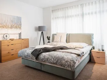 Boxspringbett mit Massivholzmöbeln