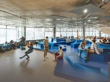 Große Sitzlandschaft in der Bibliothek der Uni Magdeburg