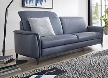 Blaues Ledersofa, bei dem die linke Rückenlehne aufgestellt ist.