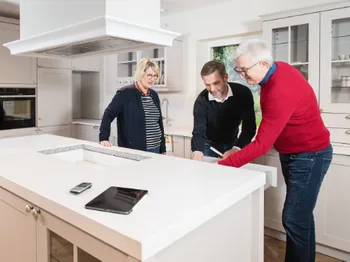 Berater im Gespräch mit Kund_innen