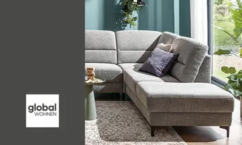 Ein graues Sofa der Marke Global Wohnen, auf der linken Seite befindet sich das Global -Wohnen-Logo&nbsp;auf grauem Hintergrund.