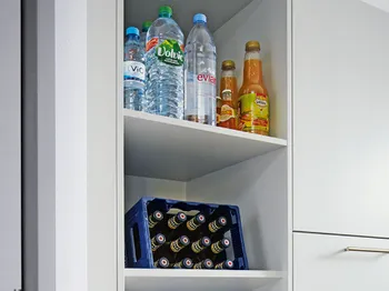 Vorratshaltung im Hauswirtschaftsraum mit Regalplatz für Getränkekisten
