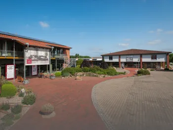 Außenansicht der beiden Möbelhäuser wolfrath und wöm