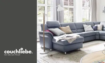 Hellblaues Sofa der Marke Couchliebe, auf der linken Seite das Couchliebe-Logo auf grauem Hintergrund.