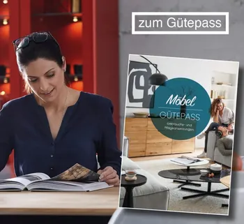 Eine nach unten schauene Frau, die in einem Katalog blättert, daneben das Titelbild des Möbelgütepasses.