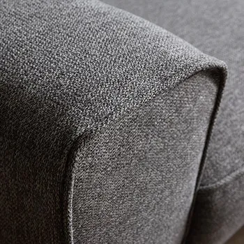 Nahaufnahme von hochwertigem Stoffbezug eines grauen Sofas.