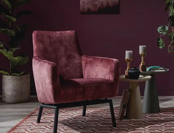 Weinroter Polsterstuhl in Wohnzimmer.