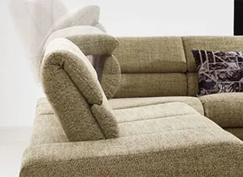 Verstellbare Kopfstützen eines olivgrünen Sofas.