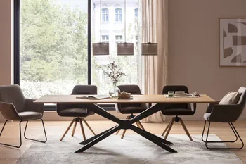 Ein großer Esstisch aus Holz an dem fünf moderne Schalenstühle mit Holz- und Metallgestellen stehen mit Bezügen in grau.