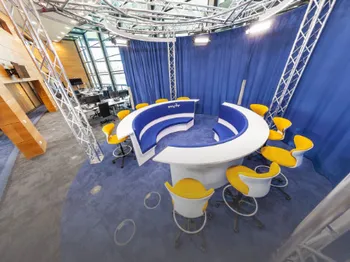 Sitzrunde in TV-Studio