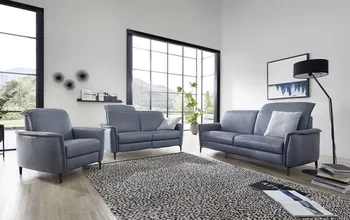 Drei blaue Ledergarnituren, die in einem hellen Raum stehen.