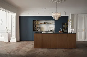 Moderne Design Wohnküche von Contur mit Kücheninsel in Holz und blauen Schränken.