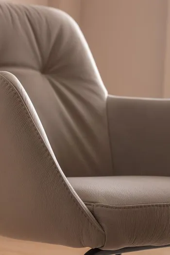 Grauer Lederpolsterstuhl