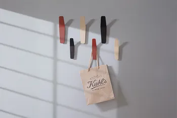 Wandhaken SIGNE von RAUM.FREUNDE mit daran hängender Papiertüte