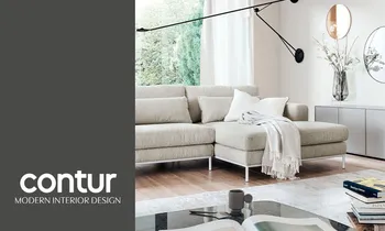 Helles Sofa der Marke contur, auf der linken Seite das contur-Logo auf grauem Hintergrund.