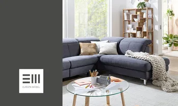 Ein hellblaues Sofa der Marke Europa Möbel Collection, auf der linken Seite befindet sich das Europa-Möbel-Collection-Logo auf grauem Hintergrund.