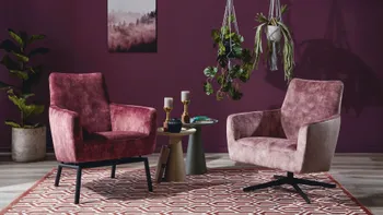Zwei Sessel in beerefarbenen Bezügen nebeneinander, der linke Sessel hat ein schwarzes Metallgestell, der rechte ein schwarzes drehbares Gestell.