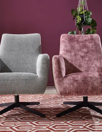 Ein grauer Sessel neben einem mauvefarbenem Sessel, beide haben einen schwarzen Sternfuß.