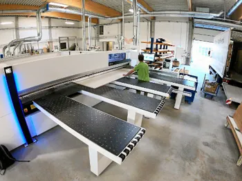 Tischler an einer Plattensäge