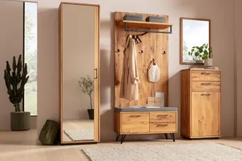 Garderobenmöbel bestehend aus einem großen Spiegelschrank, Hutablage mit Haken, Schuhbank und einem Highboard über dem ein Spiegel hängt.