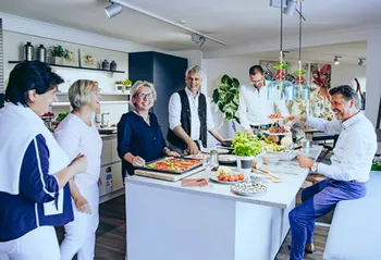 Himmlisch Wohnen Mitarbeiter bei einem geselligen Kochtreff