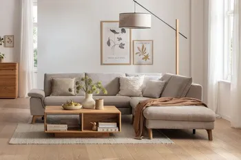 Graues Ecksofa mit einem Couchtisch aus Holz in einem gemütlichen Wohnzimmer.