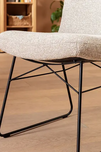 Detailbild von Kufengestells aus schwarzem Metall eines Esszimmerstuhls.