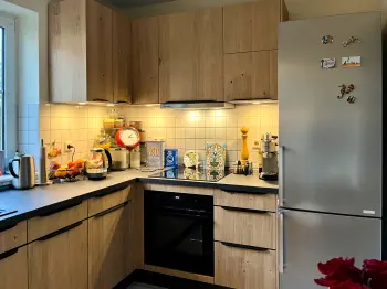 Eckküche mit Holz-Front